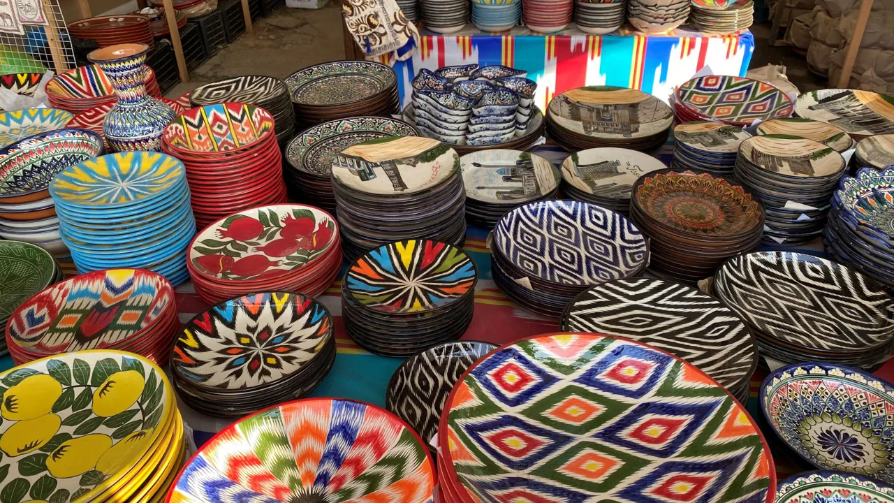 Smukt udsmykket keramik i en af Tashkents mange boder. Foto Michael Høeg Andersen 