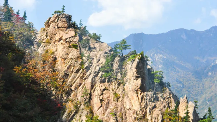 De stejle klipper ved Seoraksan national Park i Sydkorea. Foto Viktors Farmor