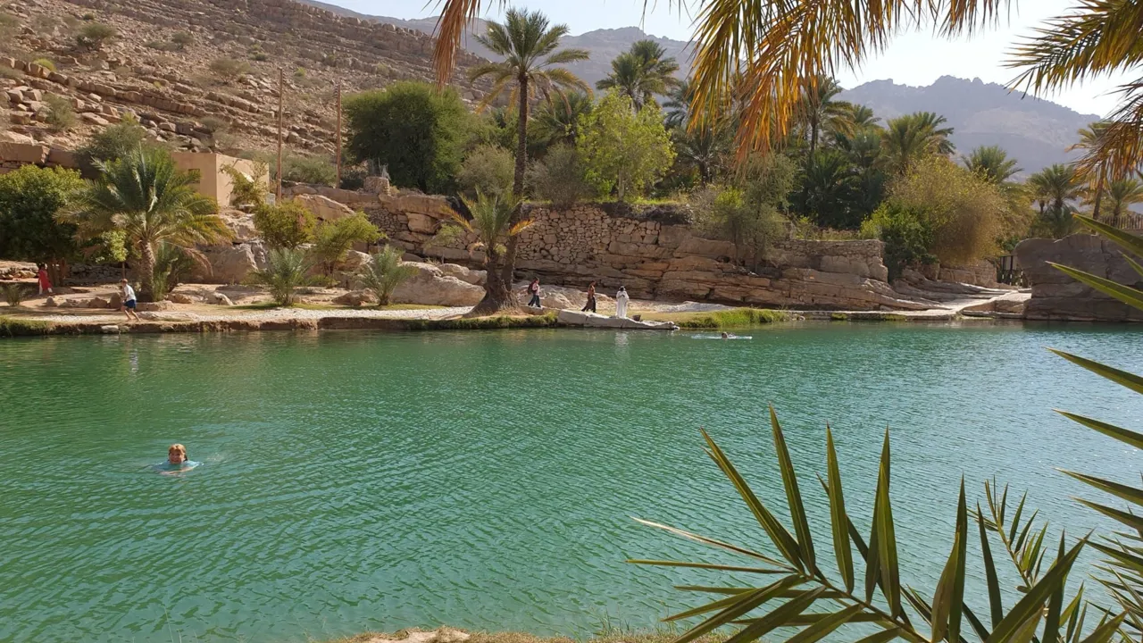 I oasen Wadi Bani Khalid er der mulighed for at svømme i det klare vand. Foto Kirsten Gynther Holm