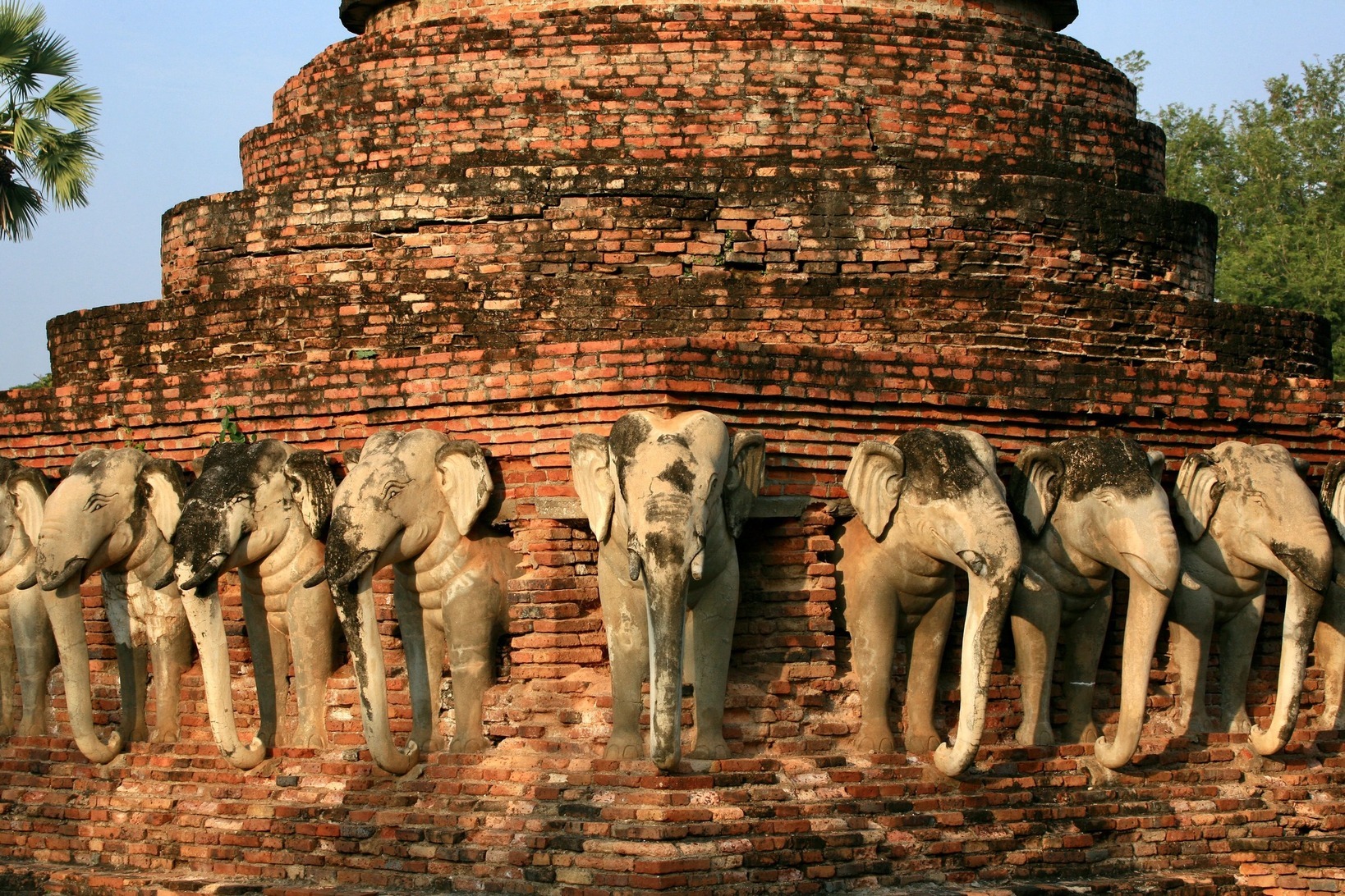 Elefantstupen i Sukhothai fortjerner sit navn. Foto af Anders Stoustrup