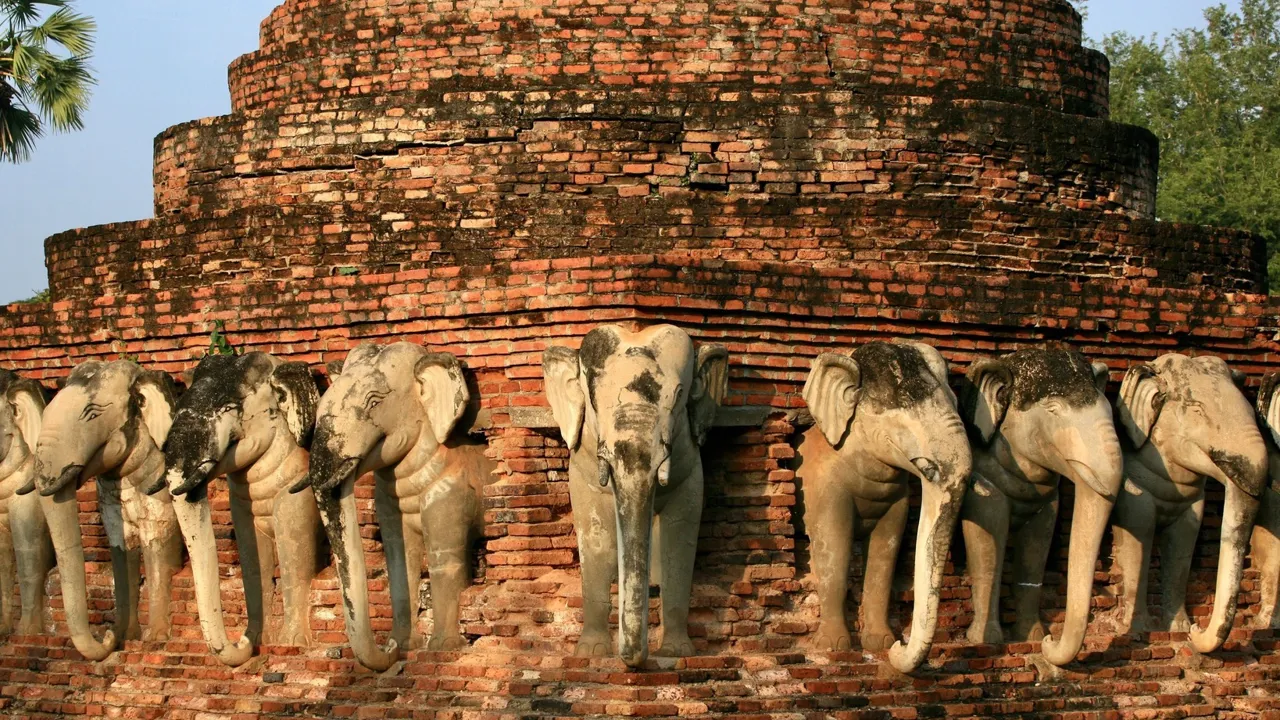 Elefantstupen i Sukhothai fortjerner sit navn. Foto af Anders Stoustrup