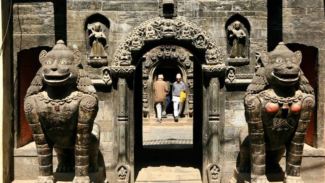 Indgang til Hiranya Varna Mahavihar templet i Patan. Foto af Anders Stoustrup