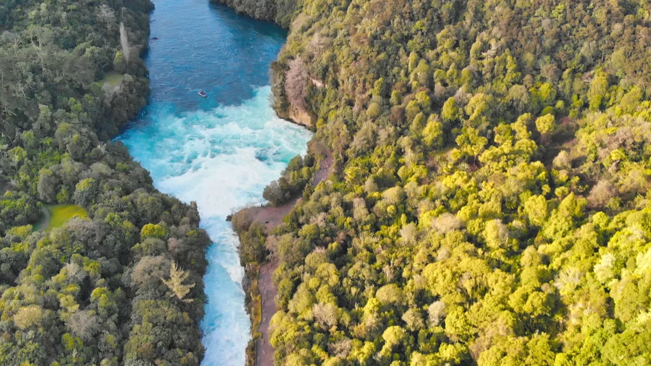 I Huka Falls drøner hele 220.000 liter vand i sekundet gennem den smalle kløft. Foto Viktors Farmor