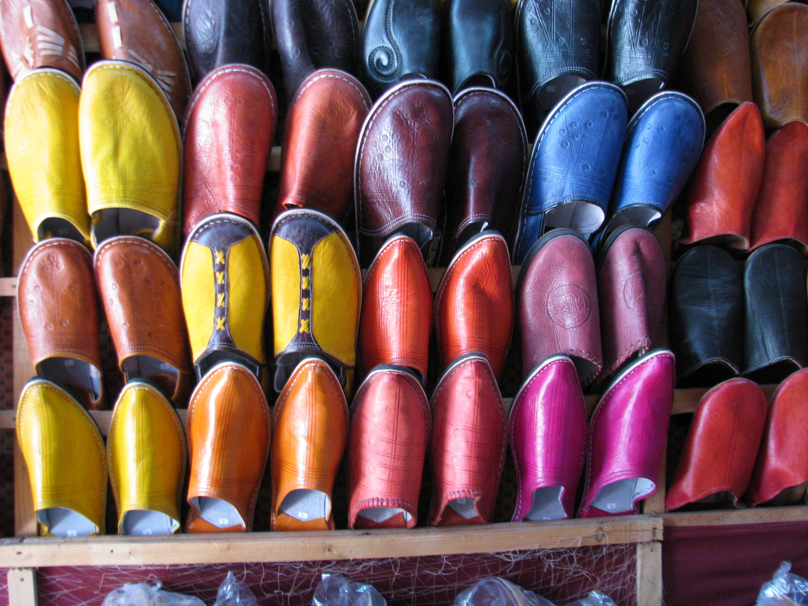 Håndlavede tøfler af skind. Foto Esben Gynther