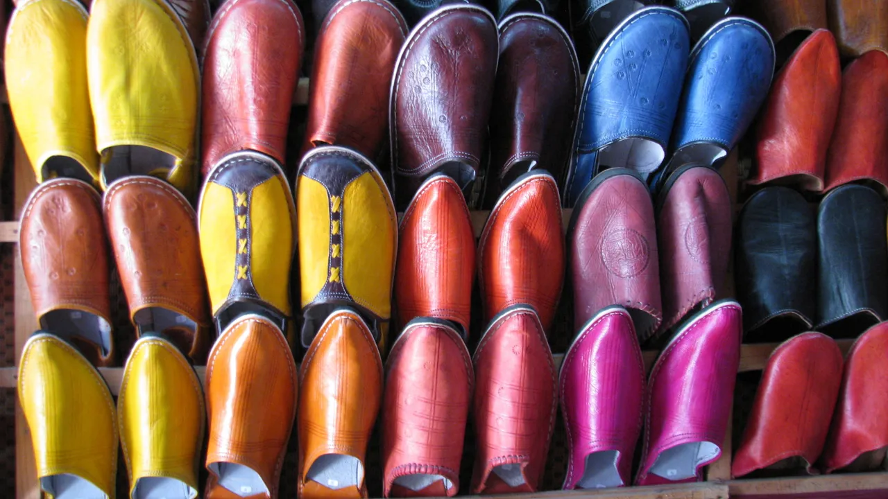 Håndlavede tøfler af skind. Foto Esben Gynther