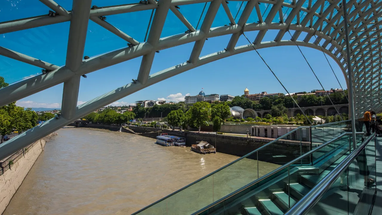 Fredsbroen forbinder den gamle og nye bydel i Tbilisi. Foto Karin Reif
