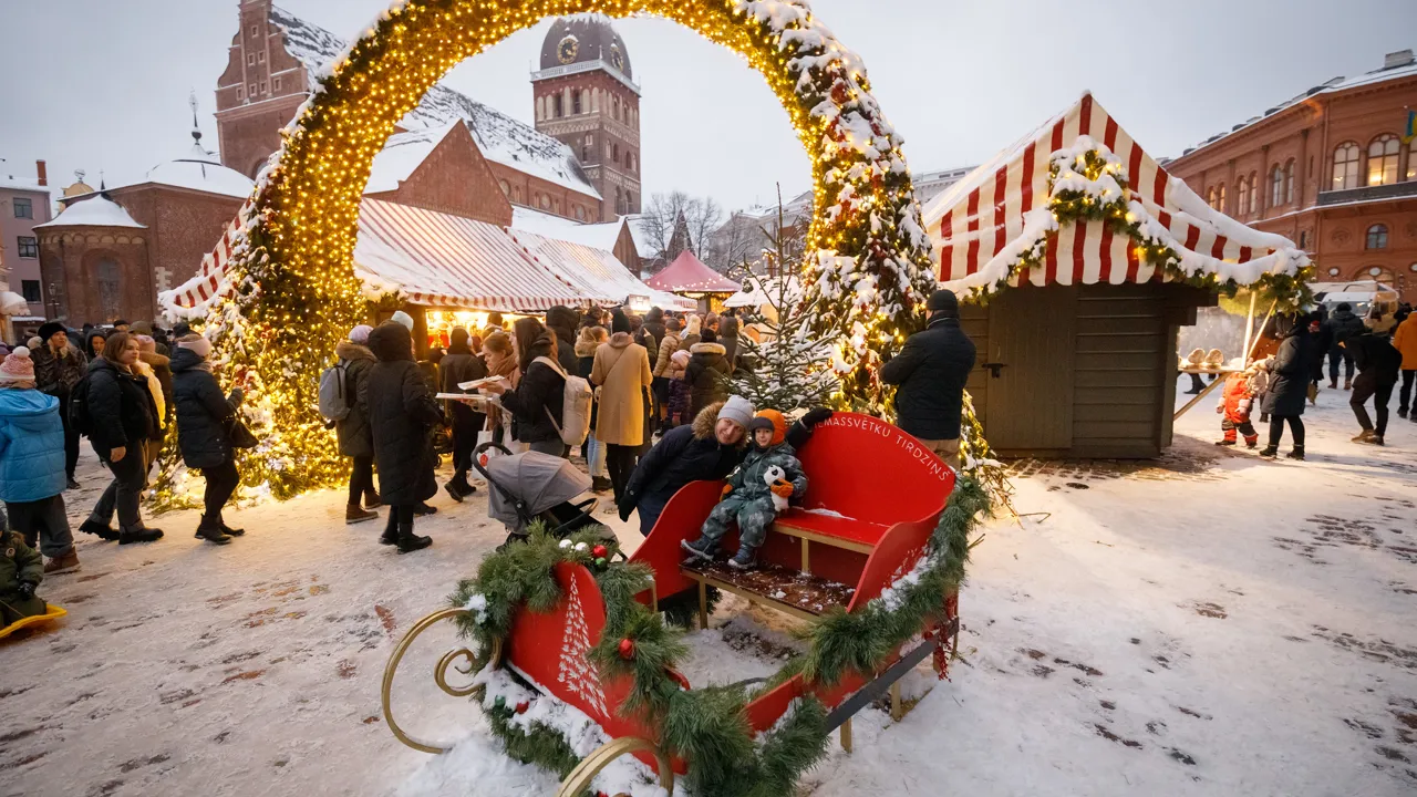 Julemarked i Riga er placeret midt i den smukke gamle bydel. Viktors Farmor.