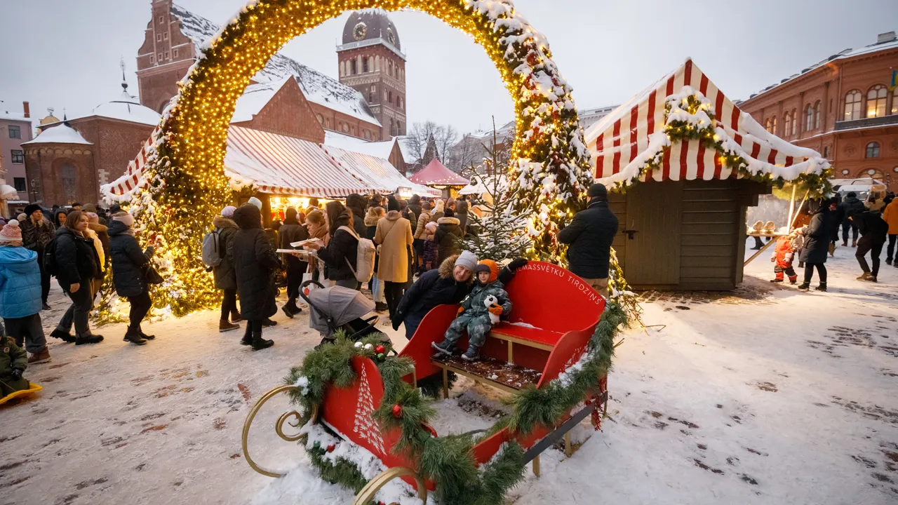 Julemarkedet i Riga er placeret midt i den smukke gamle bydel. Foto Viktors Farmor