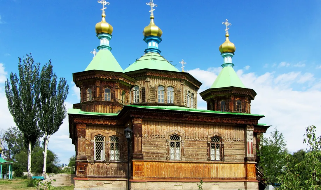 Den russisk ortodokse kirke i Karakol er bygget i træ. Foto Nette Kornerup