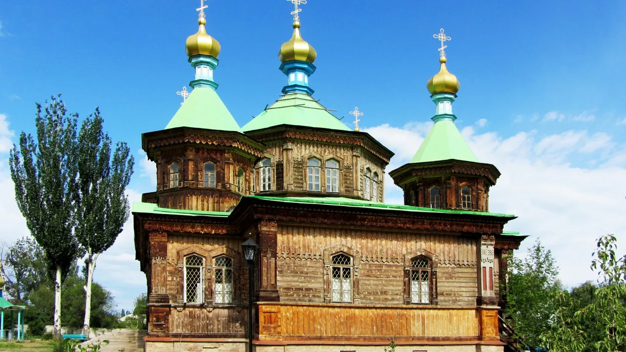 Den russisk ortodokse kirke i Karakol er bygget i træ. Foto Nette Kornerup