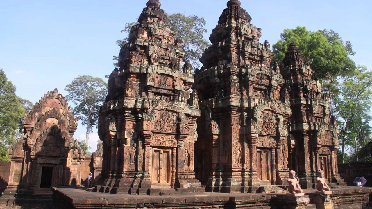 Det lille tempel Banteay Srei byder på smukke stenudskæringer. Foto af Claus Bech