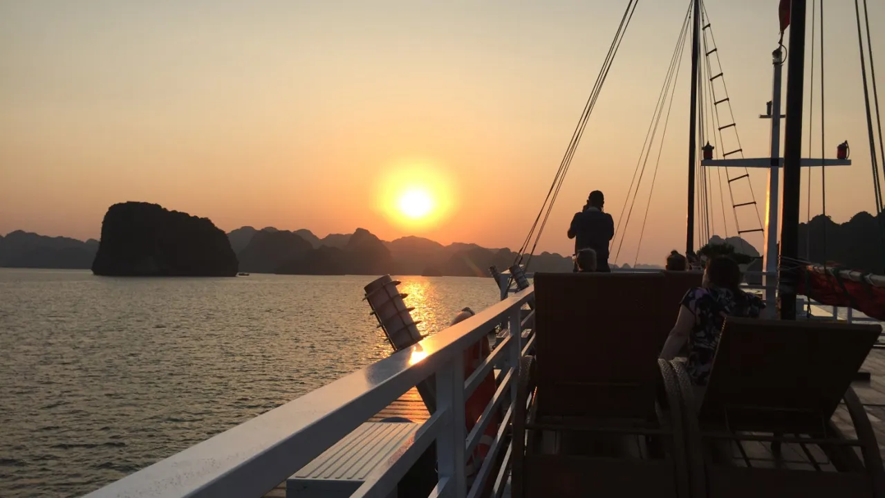 Vi bliver forkælet med fantastiske farver til både solnedgang og solopgang på Ha Long. Foto Tina Bach Thøgersen