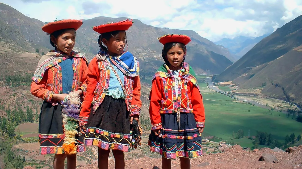 Nysgerrige børn i Perus farverige folkedragter. Foto Thomas Kjær Wolden