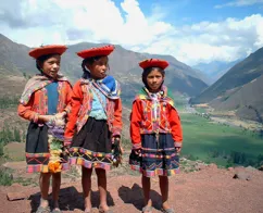Nysgerrige børn i Perus farverige folkedragter. Foto Thomas Kjær Wolden