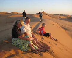 Solnedgang med Farmor i Wahiba Sands. Foto Vivian Sandau