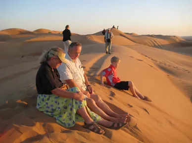 Solnedgang med Farmor i Wahiba Sands. Foto Vivian Sandau