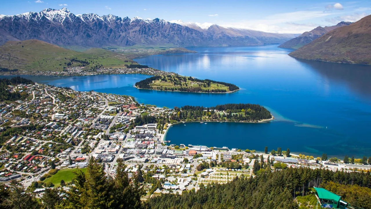 Queenstown ligger smukt ved Wakatipu-søen. Foto Viktors Farmor