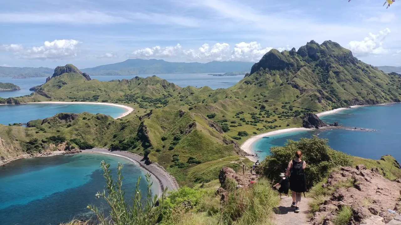 Vi vandrer en tur på øen Padar i Komodo National Park. Foto Katrine May Hansen