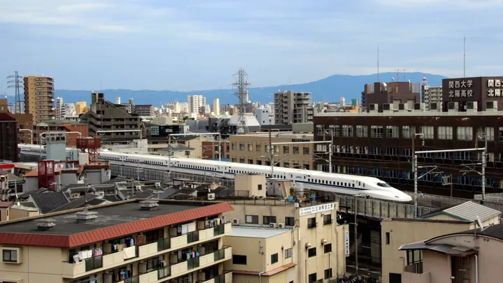 Det japanske hurtigtog Shinkansen suser gennem en forstad til Osaka. Foto Viktors Farmor