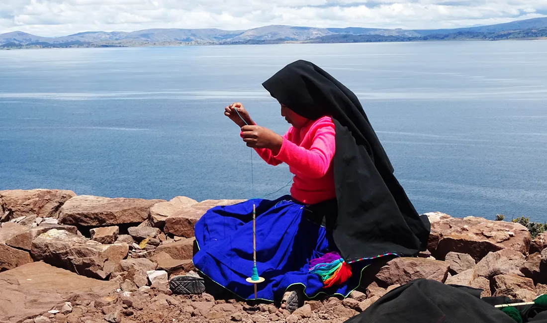 På Taquille-øen i Titicaca-søen spinder og væver kvinder, mens mænd strikker. Foto Kurt Rasmussen