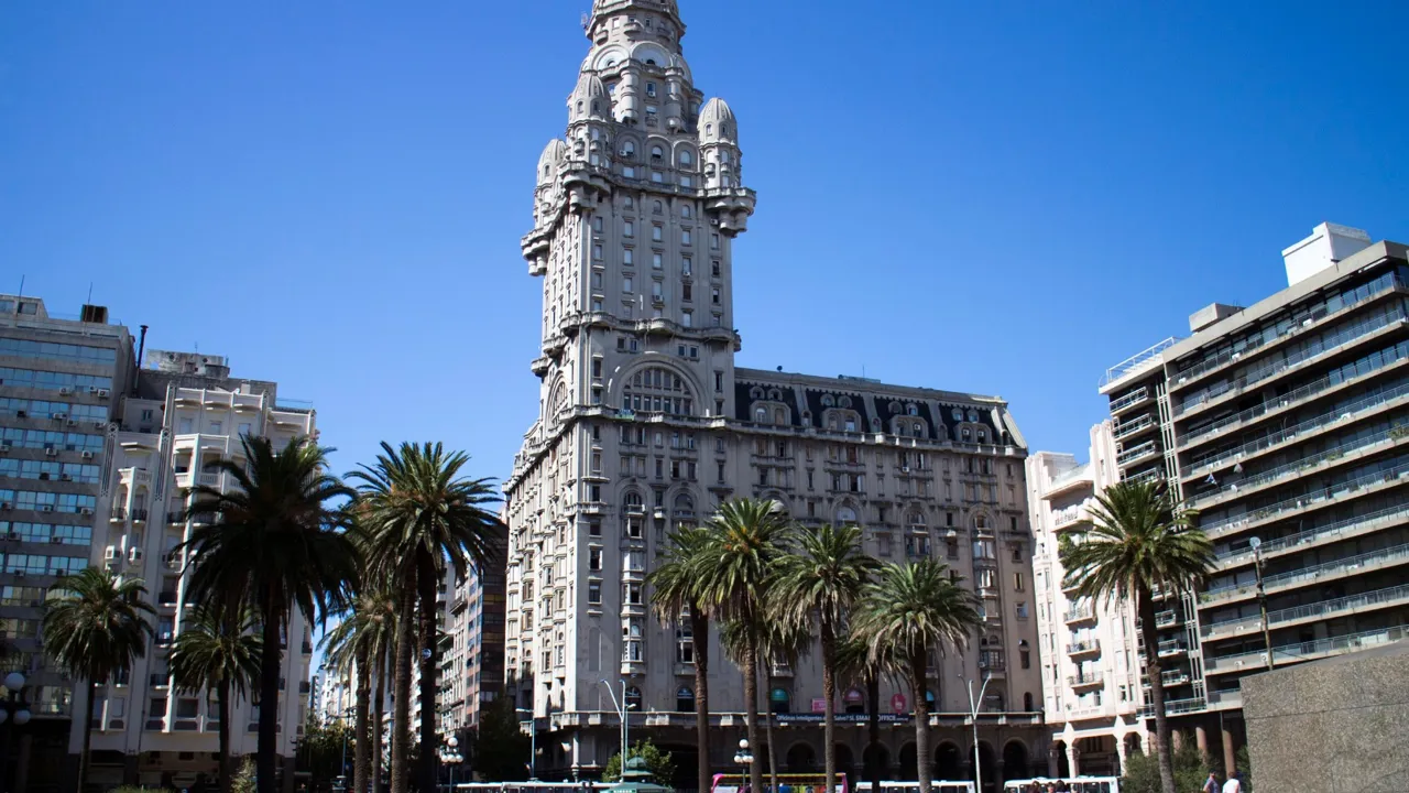 Uafhængighedspladsen og det smukke Salvo palads, Montevideo. Foto Viktors Farmor
