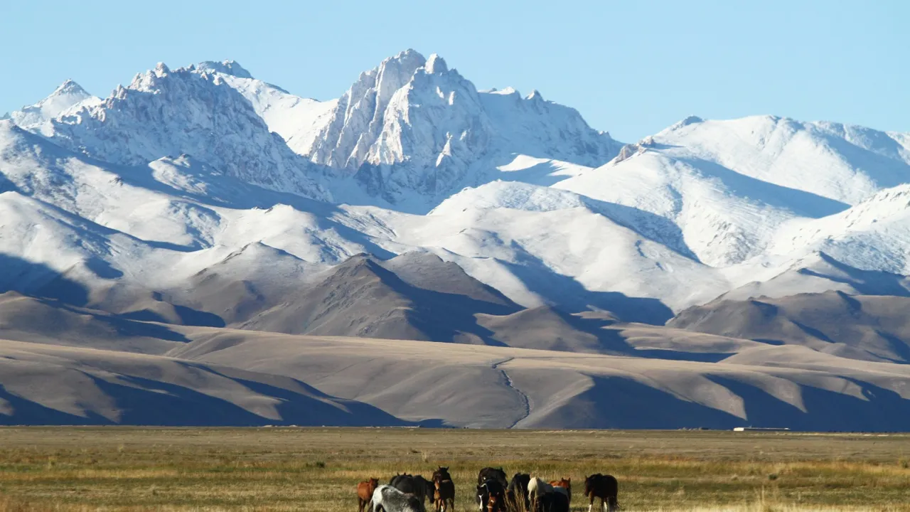 Storslåede bjergkæder præger udsigterne i Kirgisistan. Foto Finn Ladefoged