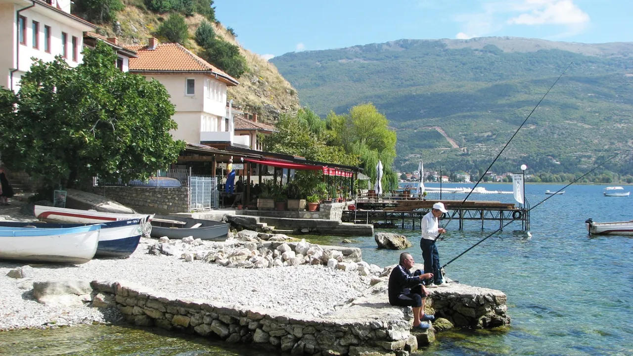 Helt nede ved havnen i Ohrid, Nordmakedonien, sidder de lokale og fisker. Foto Vagn Olsen