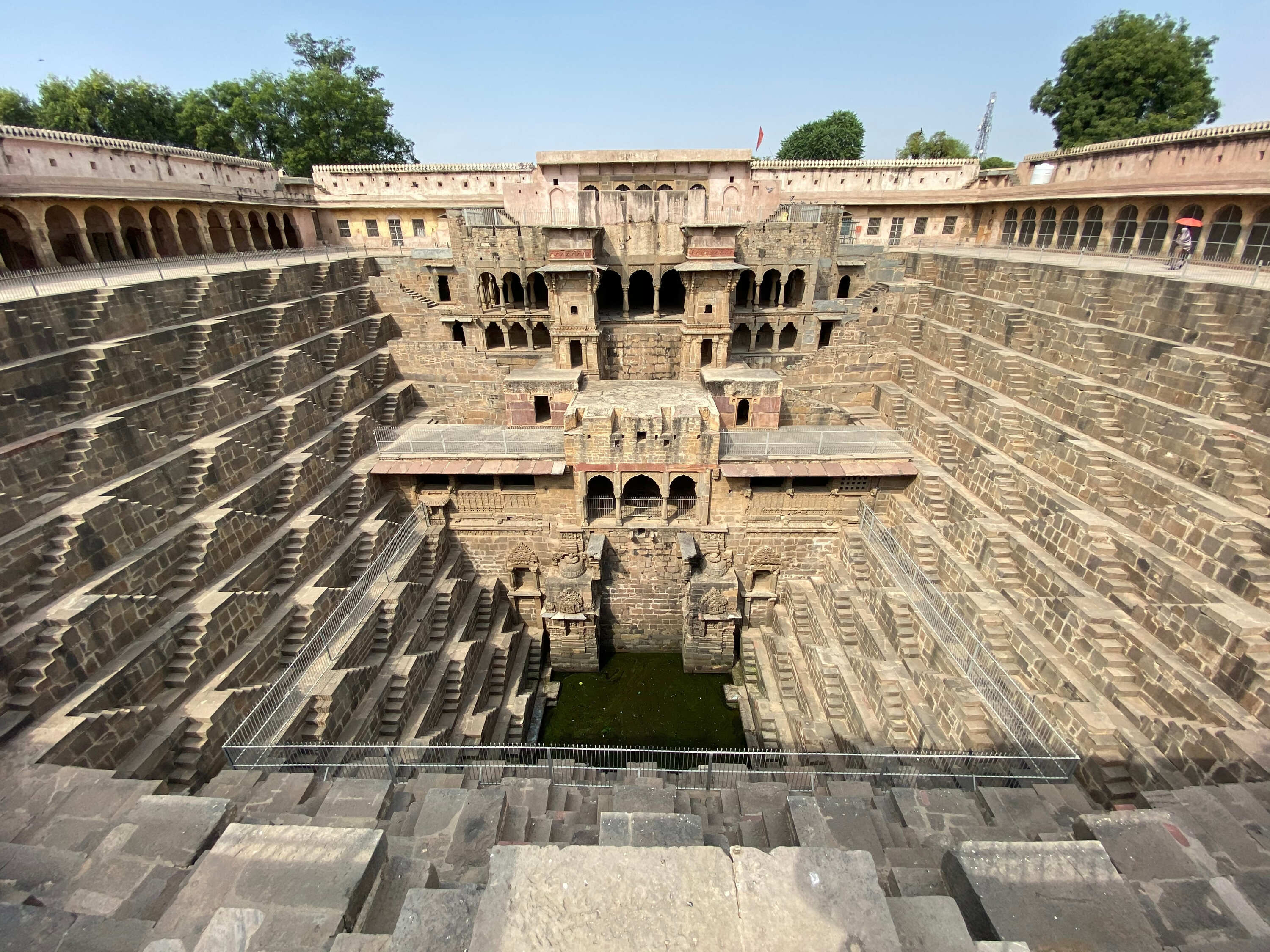 Trappebrønden i Abhaneri fører 30 meter ned til grundvandet. Foto Viktors Farmor