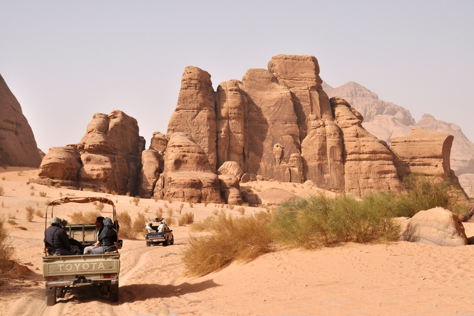 Vi oplever Wadi Rum fra toppen af åbne pick-up trucks på en off-road tur i ørkenen. Foto Thorkild Møller
