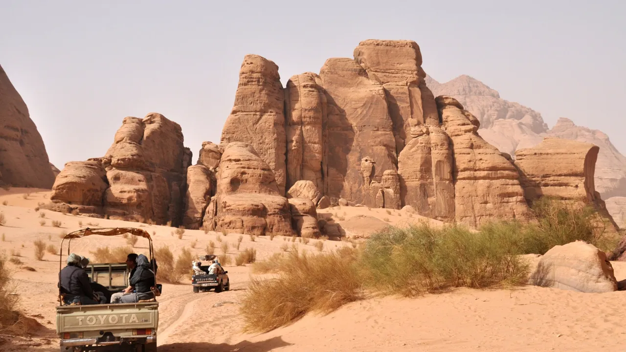 Vi oplever Wadi Rum fra toppen af åbne pick-up trucks på en off-road tur i ørkenen. Foto Thorkild Møller