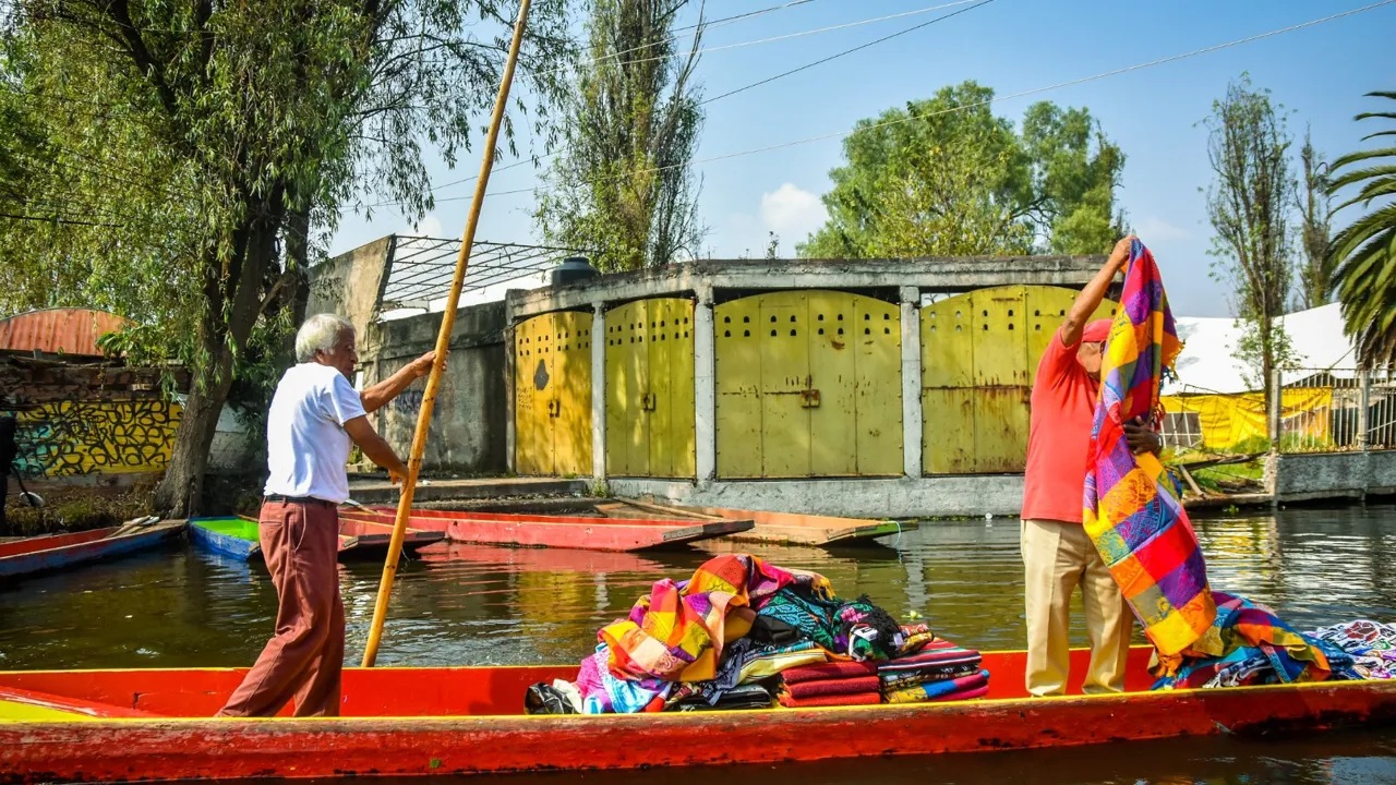 På kanalerne i Xochimilco sejler både sælgere og spillende orkestre rundt. Foto Josefine Aude Raas