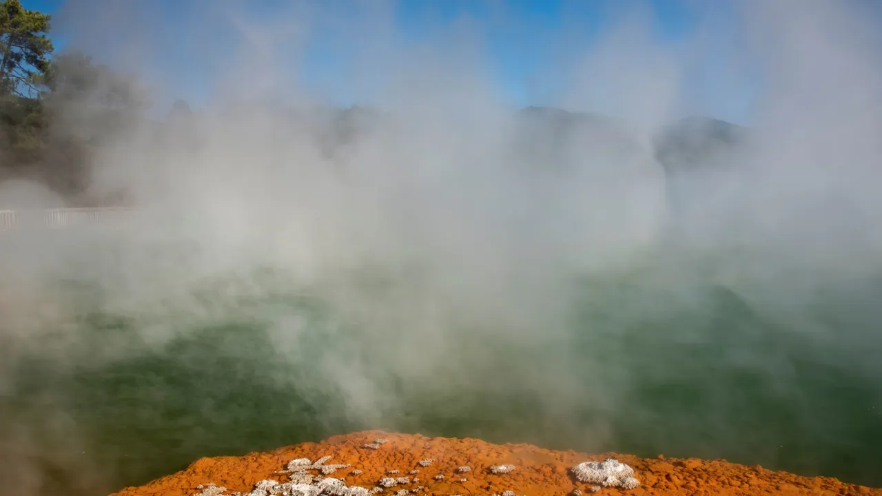 Vulkansk aktivitet har skabt Wai-o-Tapu. Foto Viktors Farmor