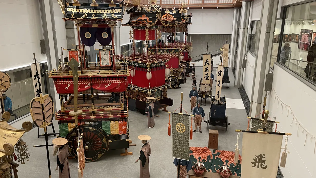 Vi ser de overdådigt udsmykkede vogne, der bruges til den årlige festival i Takayama. Foto af Henriette Jensen