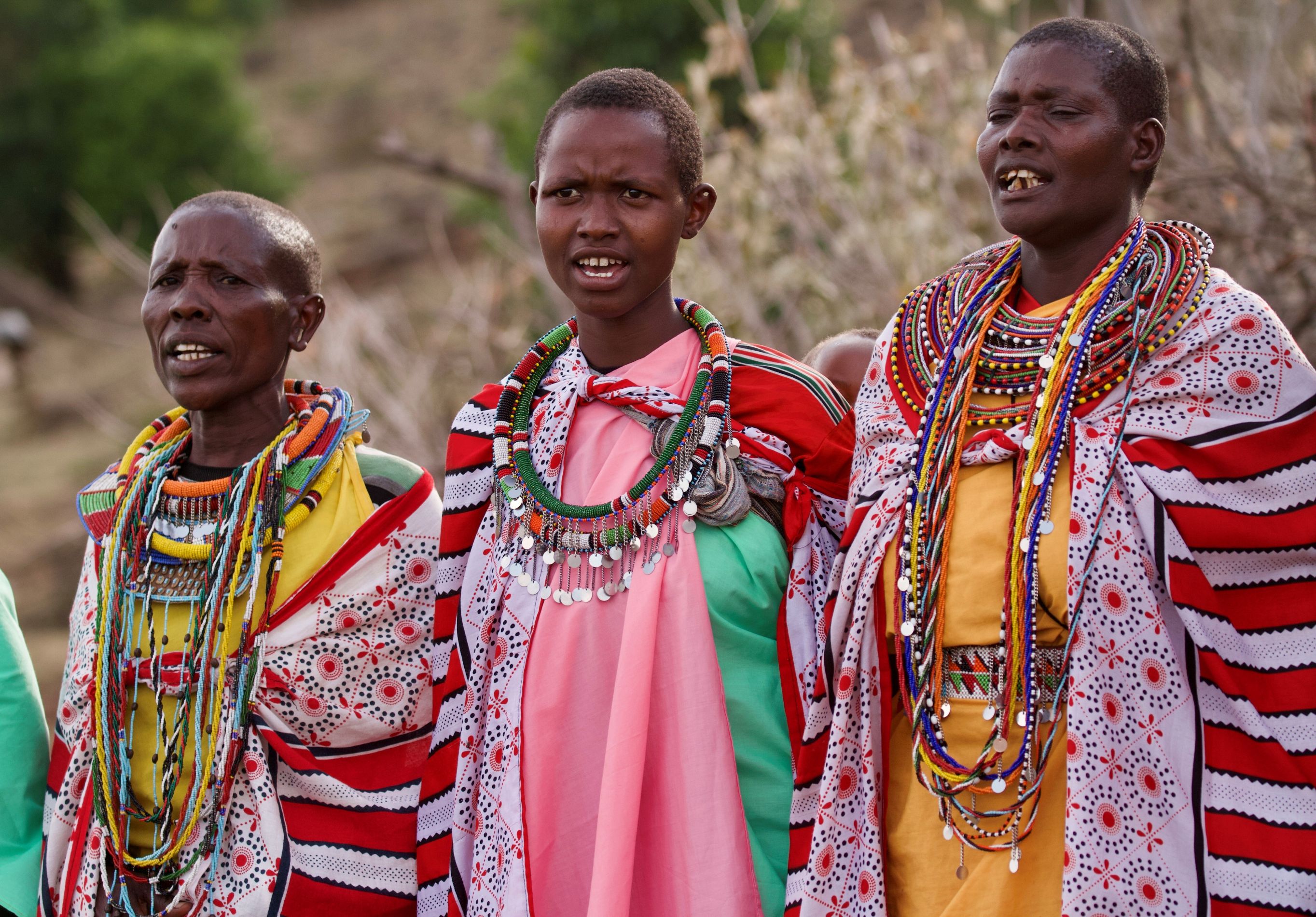 Masai kvinderne er ofte meget farverigt påklædt. Foto Anders Stoustrup
