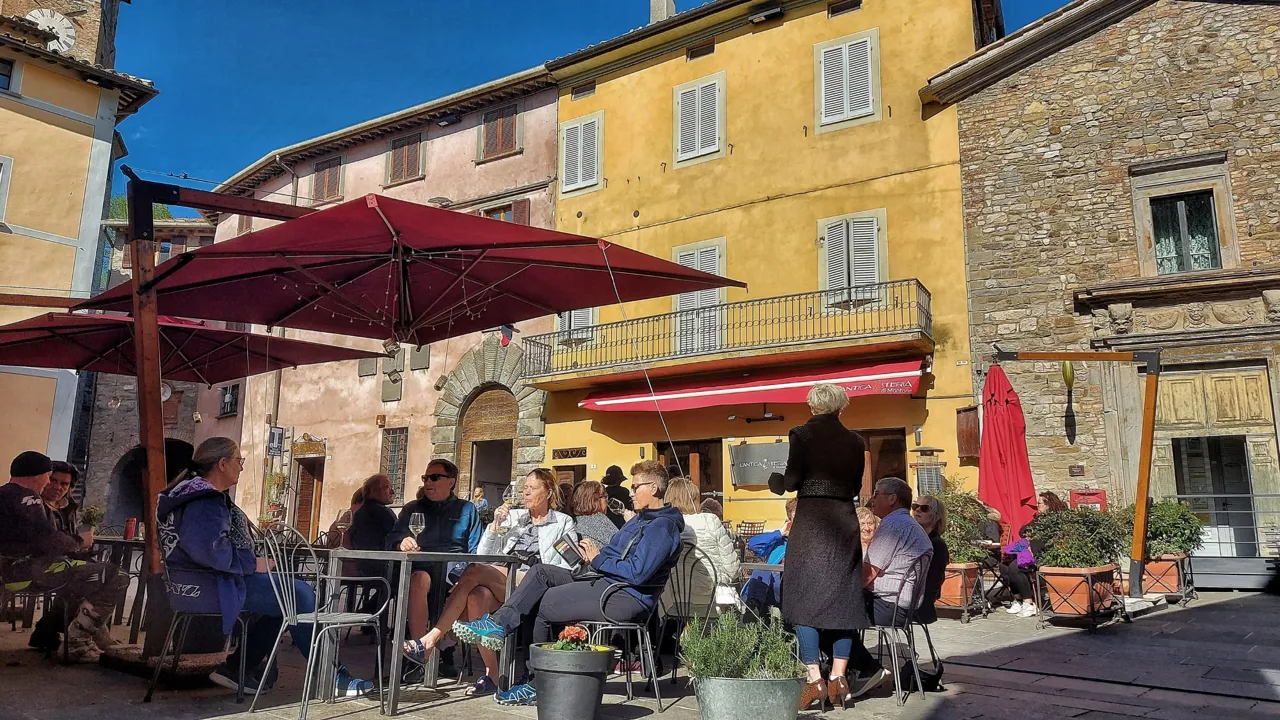 I Montone nydes eftermiddagssolen bedst på Piazzaen med et glas prosecco. Foto Lene Brøndum