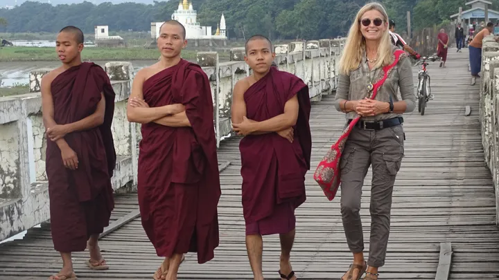Viktors Farmor rejseleder Betina Randskov på rundrejse i Burma
