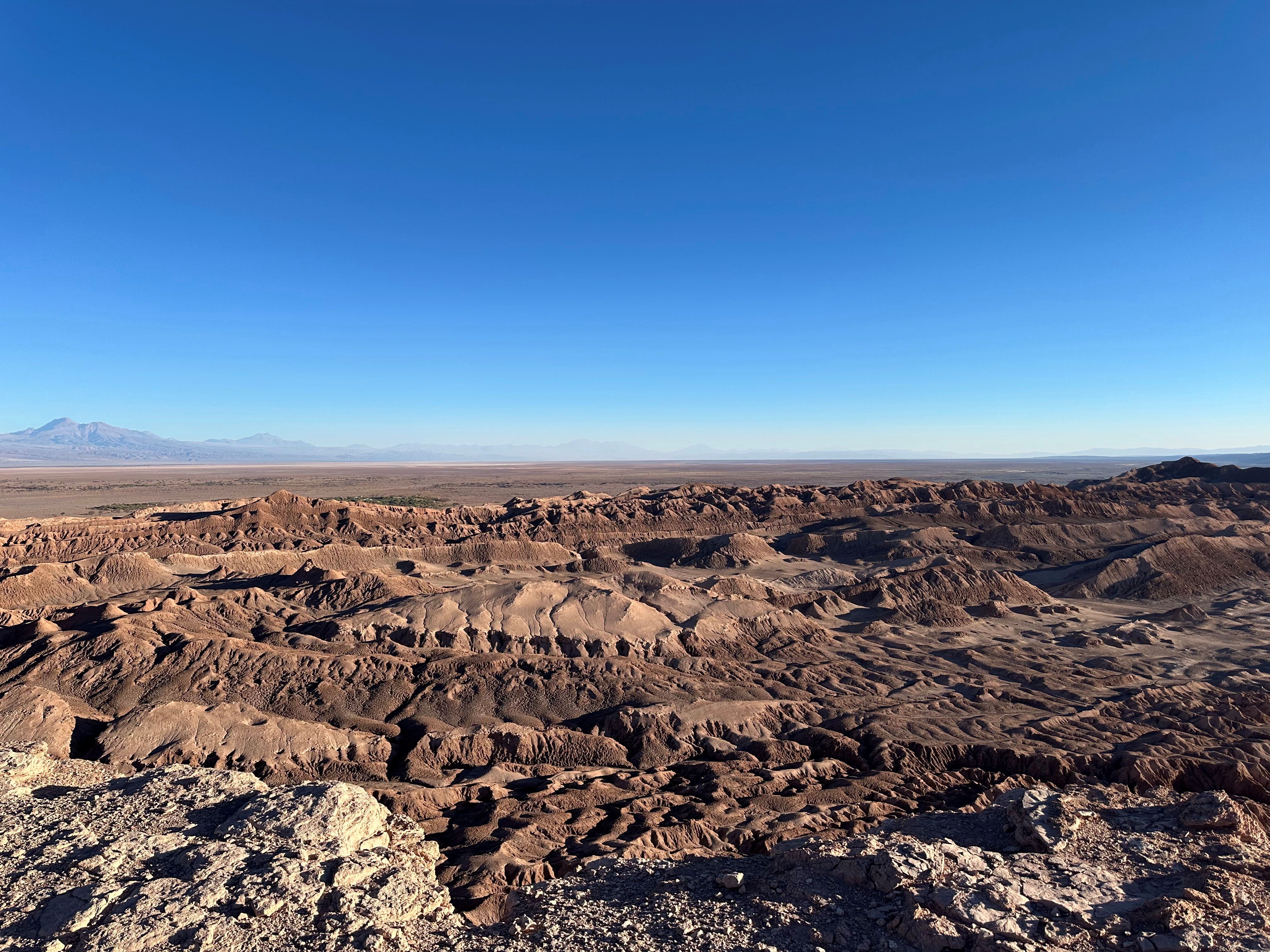 Udsigt over Valle de la Luna og Atacama-saltfladen i Atacamaørkenen i Chile. Foto Ib Larsen