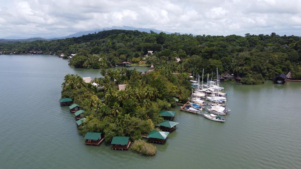 Dette enkle og hyggelige bungalow-hotel med simple værelser ligger på en lille, privat ø ved Río Dulce og Lake Izabal. 