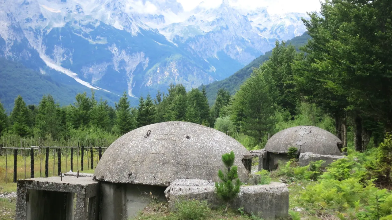 Der er ca. 170.000 gamle bunkere i Albanien, der blev opført af diktatoren Enver Hoxha. Foto Lise Blom