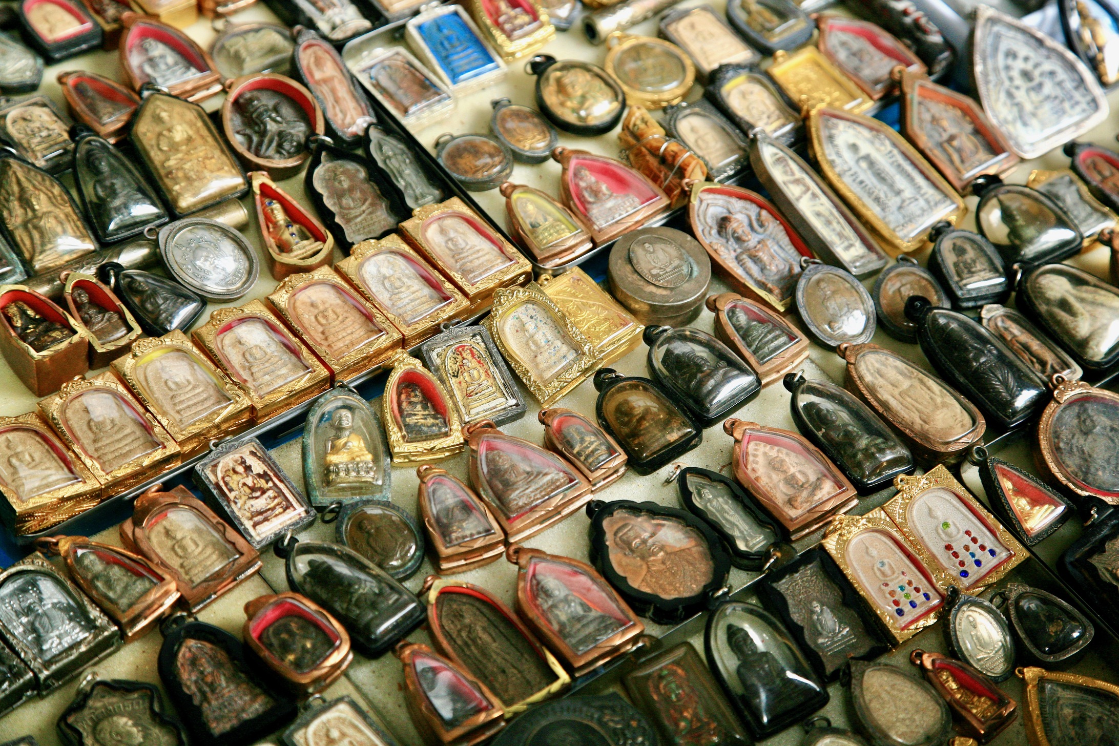 Magiske amuleter spiller en vigtig rolle i thailandsk kultur. Foto Anders Stoustrup