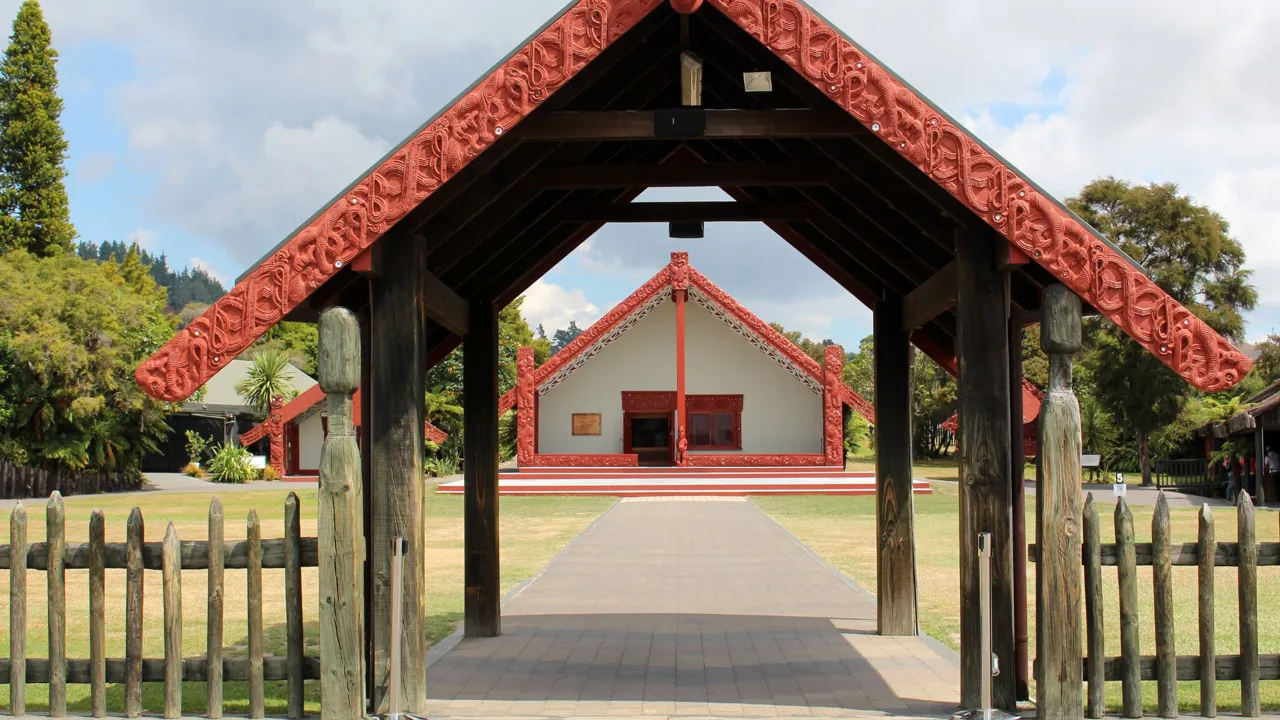 Māori bygning ved Te Puia. Foto Viktors Farmor
