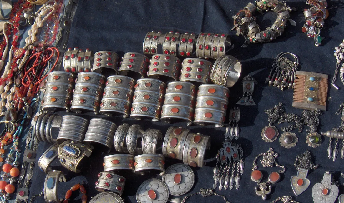 På nomademarkedet er der flotte sølvsmykker. Foto Kirsten Gynther Holm