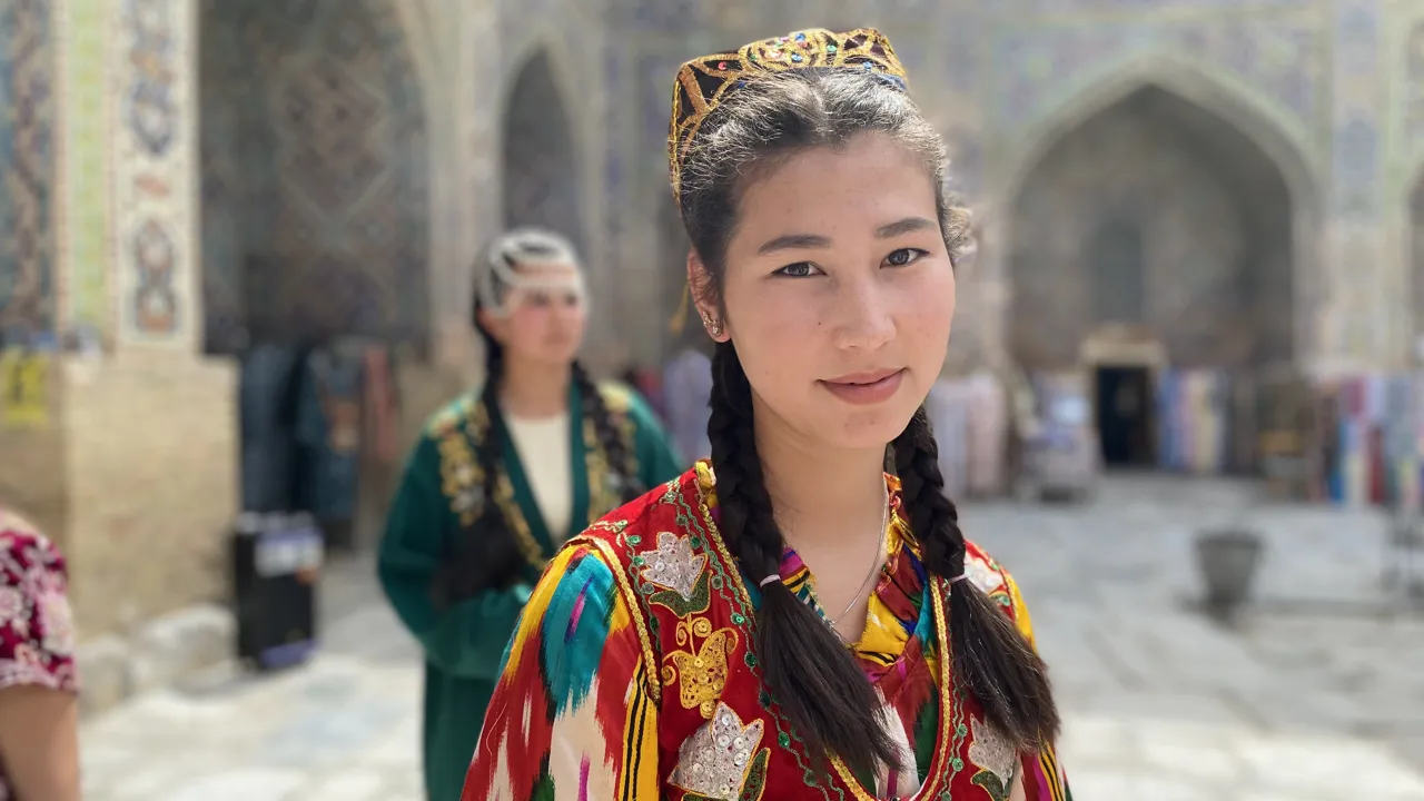 Ung kvinde i Sher Dor Madrassa, Samarkand. Foto Michael Høeg Andersen