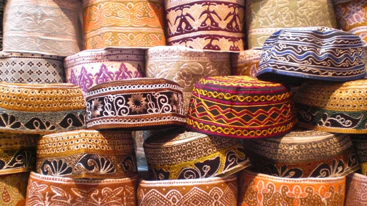 I Mutrah souq kan man blandt andet købe de smukke kumma hatte. Foto Kirsten Gynther Holm