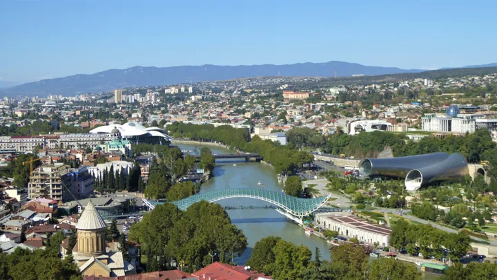 Fra forsvarsværket Narikala er der en flot udsigt ned over Tbilisi. Foto Michael Andersen