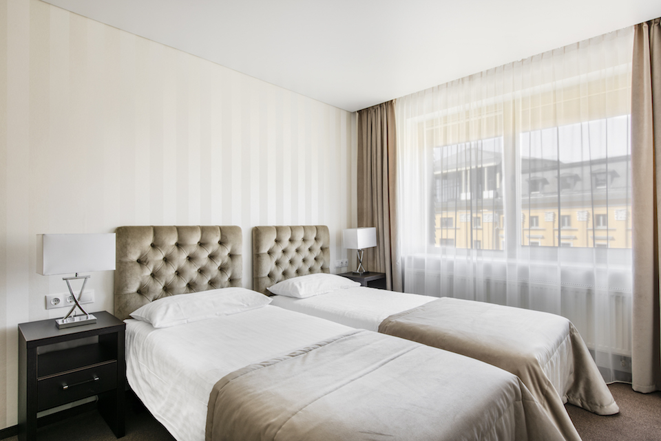 Vi bor på Amberton Klaipeda Hotel, som tilbyder wellnessfaciliteter, fitnessområde og en lækker morgenbuffet med stort udvalg.