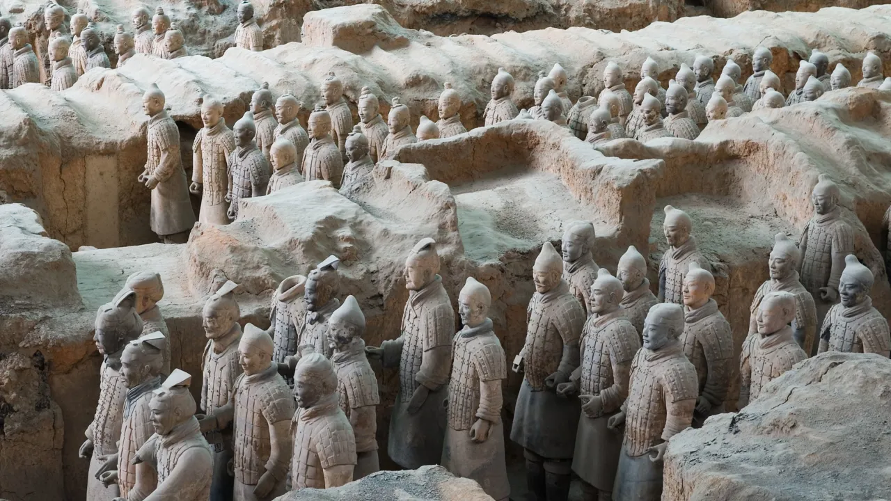 Vi ser den utrolige terracottahær består af 7.700 lerfigurer i fuld størrelse. Foto Viktors Farmor