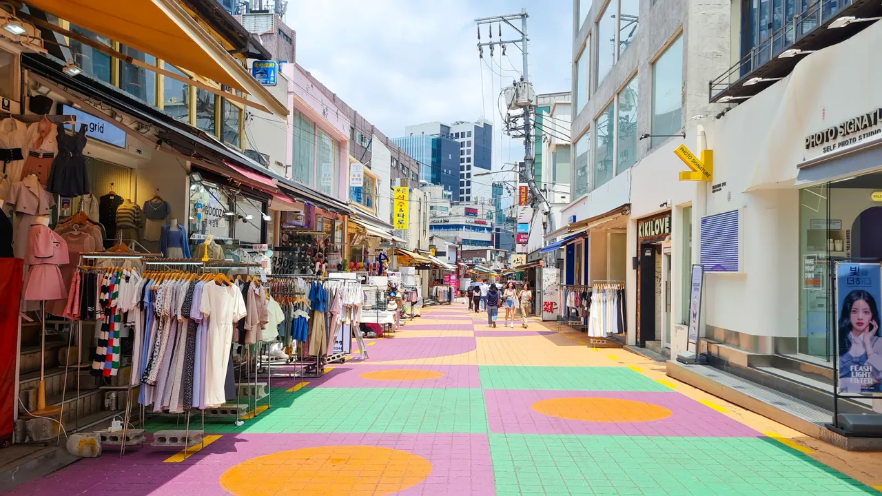 Shopping i universitetskvarteret Hongdae i Seoul. Foto af Gitte Skov Andersen