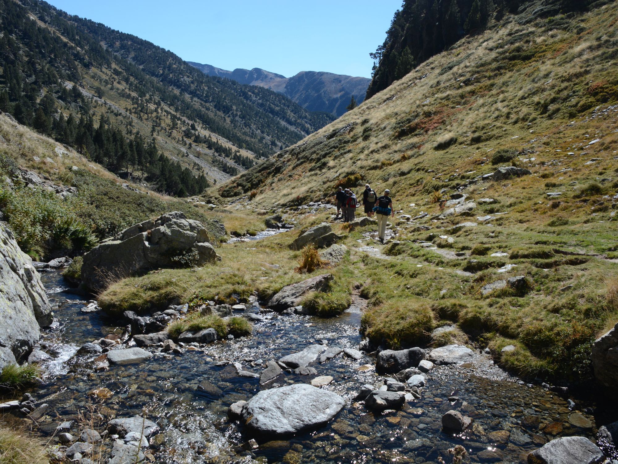 Vi vandrer langs rislende vandløb. Foto Susanne Trudsø
