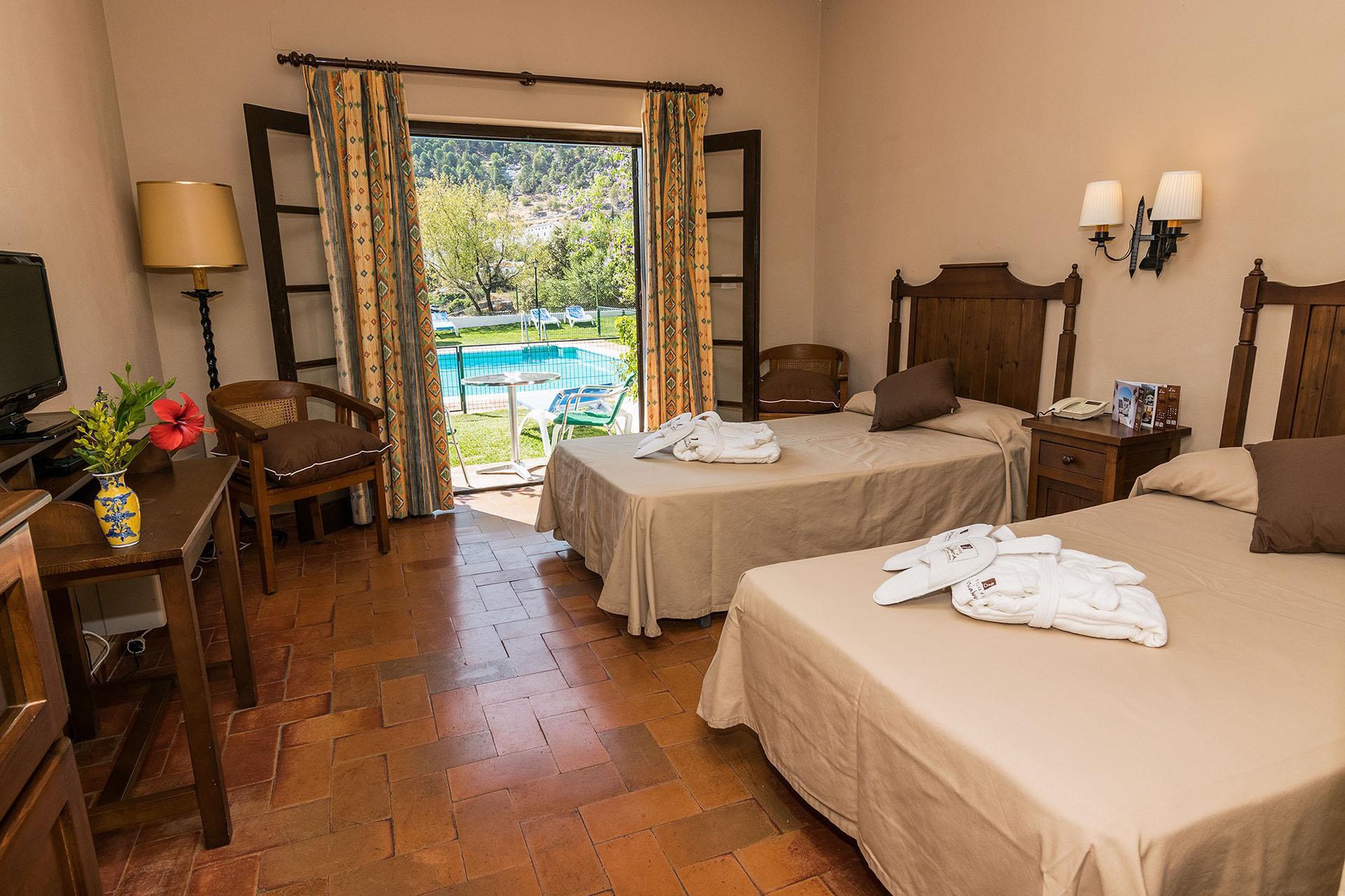 Midt i Sierra de Grazalema Naturpark bor vi med udsigt til bjergene og de hvide landsbyer. 